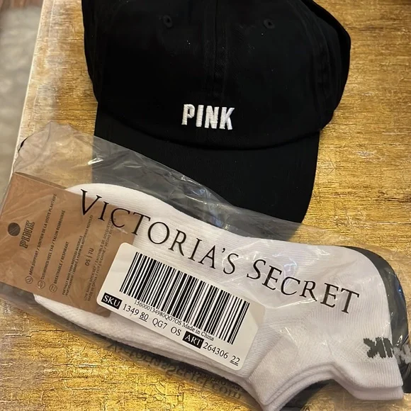 NWT Victoria’s Secret/Pink hat and sock 2pack - Picture 2 of 13